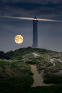 Dänemark, Jütland, Ringkøbing Fjord, Dünenweg beim Leuchtturm Lyngvig Fyr mit Vollmond. Dänemark, Jütland, Ringkøbing Fjord, Dünenweg beim Leuchtturm Lyngvig Fyr mit Vollmond.